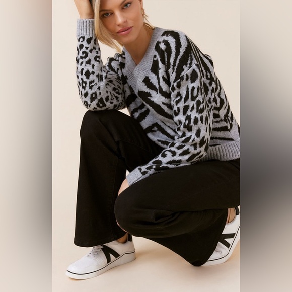 New Francesca’s Dianne Animal Print V Neck Pullover Sweater - Picture 2 of 6